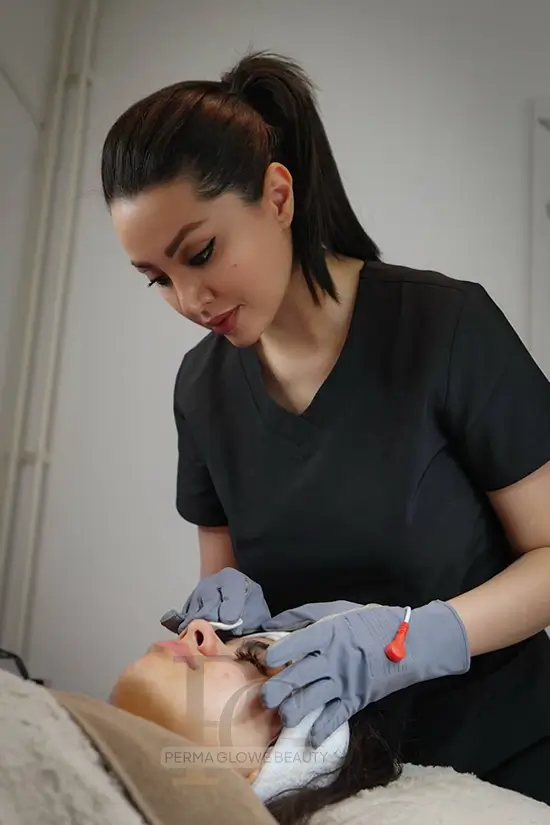 Microneedling-behandeling bij permaglowbeauty.nl voor huidverjonging en verbetering van de huidtextuur